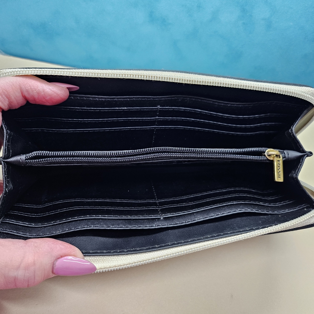 Fossil Black and White Patterned Wallet - Picture 4 of 10